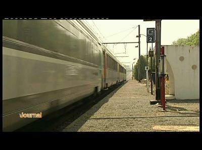 REGION DE AYE : JETS DE PIERRE SUR TRAIN