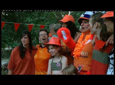 AMBIANCE MONDIAL DE FOOT : SUPPORTERS HOLLANDAIS ET ESPAGNOLS