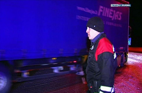 INTEMPERIES: LES POIDS LOURDS BLOQUES A LA FRONTIERE