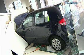 UNE VOITURE DANS LA VITRINE CHEZ BOSSICART