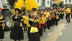 Houffalize : Pluie de confettis pour le carnaval du Soleil