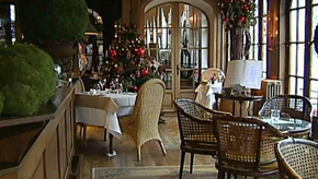 Bouillon : préparatifs de Noël chez des commerçants