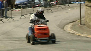 Bouillon: Course de tracteurs tondeuses à Noirfontaine