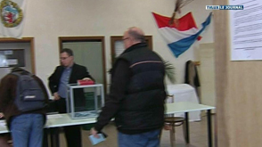 Présidentielles françaises : Ambiance dans un bureau de vote pour expatriés