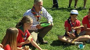Framont: le Prince Philippe en visite au camp des guides